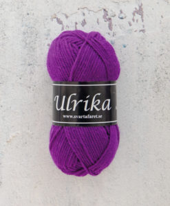 Garntorget Svarta Fåret Ulrika 100% Superwash Ull Lila - 95. Garn Ulrika är ett klassiskt mjukt ullgarn från Svarta Fåret. Ulrika är superwashbehandlat, vilket innebär att du kan tvätta dina plagg i tvättmaskinen. Tjockleken är samma som Freja, vilket innebär att man kan välja om man vill sticka/virka samma mönster i ull eller akryl. Ulrika är ett mycket mjukt och fint ullgarn från Svarta Fåret. Garnet är superwashbehandlat, vilket innebär att du kan tvätta dina stickade plagg i tvättmaskinen (30 grader ullprogram). Till Ulrika finns flera fina stickmönster och du finner de mönster som vi har i sortimentet. Sticka, Virka, Kofta, Tröja, Damslipover, Barntröja, Babyjacka,Tunika, Barnkofta, Barnkofta, Mössa, Vantar, Pippitröja, Barnkofta, Mössa, Tumvantar, Fingervantar, Baby/Barntröja, Mössa, och Sockar.