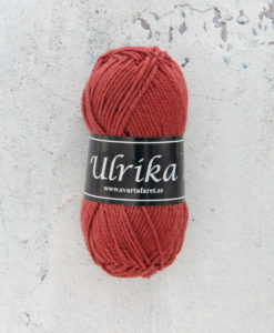 Garntorget Svarta Fåret Ulrika 100% Superwash Ull Koppar - 96. Garn Ulrika är ett klassiskt mjukt ullgarn från Svarta Fåret. Ulrika är superwashbehandlat, vilket innebär att du kan tvätta dina plagg i tvättmaskinen. Tjockleken är samma som Freja, vilket innebär att man kan välja om man vill sticka/virka samma mönster i ull eller akryl. Ulrika är ett mycket mjukt och fint ullgarn från Svarta Fåret. Garnet är superwashbehandlat, vilket innebär att du kan tvätta dina stickade plagg i tvättmaskinen (30 grader ullprogram). Till Ulrika finns flera fina stickmönster och du finner de mönster som vi har i sortimentet. Sticka, Virka, Kofta, Tröja, Damslipover, Barntröja, Babyjacka,Tunika, Barnkofta, Barnkofta, Mössa, Vantar, Pippitröja, Barnkofta, Mössa, Tumvantar, Fingervantar, Baby/Barntröja, Mössa, och Sockar.