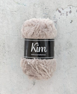 Kim Beige - 92. Garntorget Kim är ett pälsliknande garn i en härlig blandning av 93% polyamid och 7% polyester garnet är fantastiskt mjukt. Och passar perfekt när du är ute efter en pälsliknande känsla i dina plagg. Kim är upplagt på 50 grams nystan om 70 meter, och stickfastheten 17 maskor på stickor nr 4.5 ger 10 cm. Plagg som stickas med Kim maskintvättas i 30 graders ullprogram. Med flera spännande färger att välja bland kan vi nästan lova att du hittar en kulör som passar  ditt projekt.