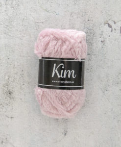 Kim Pastellrosa - 93. Garntorget Kim är ett pälsliknande garn i en härlig blandning av 93% polyamid och 7% polyester garnet är fantastiskt mjukt. Och passar perfekt när du är ute efter en pälsliknande känsla i dina plagg. Kim är upplagt på 50 grams nystan om 70 meter, och stickfastheten 17 maskor på stickor nr 4.5 ger 10 cm. Plagg som stickas med Kim maskintvättas i 30 graders ullprogram. Med flera spännande färger att välja bland kan vi nästan lova att du hittar en kulör som passar  ditt projekt.