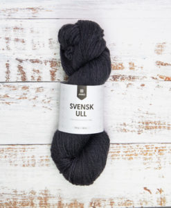Järbo Garn Swedish Black 59003 har ett brett sortiment av garner. Företaget erbjuder något för alla. Oavsett om du är ute efter den finaste merinoullen eller ett lättstickat och prisvärt syntetgarn så har Järbo Garn detta. Företaget strävar ständigt mot att utöka sortimentet med ännu fler miljövänliga alternativ. De är mycket stolta över att majoriteten av deras garner nu är OekoTex-certifierade.