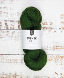 Äntligen Svensk Ull! Pine Tree Green 59008. Vi är stolta över att presentera ett vackert, rustikt ullgarn som lyfter den svenska ullens alla goda kvaliteter. Garnet är perfekt till tröjor, mössor, halsdukar och vantar – det värmer gott! Svensk Ull kommer i 16 nyanser, var och en utvald med stor omsorg och färgad på mellangrå ull som ger ett levande och unikt uttryck. Vi är säker på att du ska hitta dina favoriter i denna nya och spännande kvalitet! Svensk Ull spinns av Klippan Yllefabrik i deras spinneri i Riga.