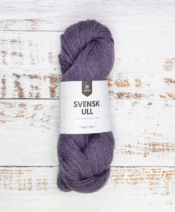 Äntligen Svensk Ull! Plum Harvest 59010. Vi är stolta över att presentera ett vackert, rustikt ullgarn som lyfter den svenska ullens alla goda kvaliteter. Garnet är perfekt till tröjor, mössor, halsdukar och vantar – det värmer gott! Svensk Ull kommer i 16 nyanser, var och en utvald med stor omsorg och färgad på mellangrå ull som ger ett levande och unikt uttryck. Vi är säker på att du ska hitta dina favoriter i denna nya och spännande kvalitet! Svensk Ull spinns av Klippan Yllefabrik i deras spinneri i Riga.