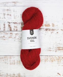 Äntligen Svensk 100% Ull! Falu Red 59011. Vi är stolta över att presentera ett vackert, rustikt ullgarn som lyfter den svenska ullens alla goda kvaliteter. Garnet är perfekt till tröjor, mössor, halsdukar och vantar – det värmer gott! Svensk Ull kommer i 16 nyanser, var och en utvald med stor omsorg och färgad på mellangrå ull som ger ett levande och unikt uttryck. Vi är säker på att du ska hitta dina favoriter i denna nya och spännande kvalitet! Svensk Ull spinns av Klippan Yllefabrik i deras spinneri i Riga.