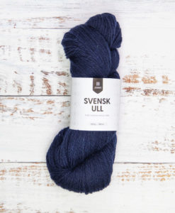 Järbo Garn Bergslagen Dark Blue 59015 har ett brett sortiment av garner. Företaget erbjuder något för alla. Oavsett om du är ute efter den finaste merinoullen eller ett lättstickat och prisvärt syntetgarn så har Järbo Garn detta. Garnet är perfekt till trjor, mössor, halsdukar och vantar-det värmer gott! Svensk Ull kommer i många nyanser, var och en utvald med omsorg. Företaget strävar ständigt mot att utöka sortimentet med ännu fler miljövänliga alternativ. De är mycket stolta över att majoriteten av deras garner nu är OekoTex-certifierade.