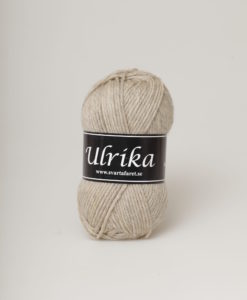 Garntorget Svarta Fåret Ulrika 100% Superwash Ull. Beige Melange - 22 Ulrika 100% Soft Superwash Ull.Garn Ulrika är ett klassiskt mjukt ullgarn från Svarta Fåret. Ulrika är superwashbehandlat, vilket innebär att du kan tvätta dina plagg i tvättmaskinen. Tjockleken är samma som Freja, vilket innebär att man kan välja om man vill sticka/virka samma mönster i ull eller akryl.Ulrika är ett mycket mjukt och fint ullgarn från Svarta Fåret. Garnet är superwashbehandlat, vilket innebär att du kan tvätta dina stickade plagg i tvättmaskinen (30 grader ullprogram). Till Ulrika finns flera fina stickmönster och du finner de mönster som vi har i sortimentet. Sticka,Virka, Kofta ,Tröja,Damslipover,Barntröja,Babyjacka,Tunika,Barnkofta,Mössa,Vantar,Pippitröja,Barnkofta,Mössa, Tumvantar, Fingervantar, Baby/Barntröja, Mössa, och Sockar