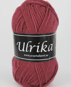 Garntorget Svarta Fåret Ulrika 100% Superwash Ull. Ljus lingonröd - 549 Ulrika 100% Soft Superwash Ull.Garn Ulrika är ett klassiskt mjukt ullgarn från Svarta Fåret. Ulrika är superwashbehandlat, vilket innebär att du kan tvätta dina plagg i tvättmaskinen. Tjockleken är samma som Freja, vilket innebär att man kan välja om man vill sticka/virka samma mönster i ull eller akryl.Ulrika är ett mycket mjukt och fint ullgarn från Svarta Fåret. Garnet är superwashbehandlat, vilket innebär att du kan tvätta dina stickade plagg i tvättmaskinen (30 grader ullprogram). Till Ulrika finns flera fina stickmönster och du finner de mönster som vi har i sortimentet. Sticka,Virka, Kofta ,Tröja,Damslipover,Barntröja,Babyjacka,Tunika,Barnkofta,Mössa,Vantar,Pippitröja,Barnkofta,Mössa, Tumvantar, Fingervantar, Baby/Barntröja, Mössa, och Sockar