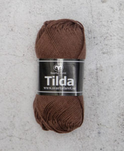 Tilda Garn  Kaffe 511 Garntorget. Är ett mycket populärt blandgarn med kvalitéten 50% Bomull och 50% Akryl. Du kan använda Tilda-garn till att sticka allt möjligt. Till exempel mössor, Baby ,Barn, Dam, Herr. tröja, shorts. mössa, kofta, flättröja, basker, klänning, bolero, handdukar koftor och babyplagg. Dessutom är garnet slitstarkt och ger dig därmed en lång hållbarhet. Tilda är ett mycket omtyckt garn som funnits i 25 år. Passar lika bra till stickning som virkning. Storlek på nystan: 50 gram= 150m. Rekommenderade stickor: 3½ mm Masktäthet: 10 x 10 cm= 26m x 35v Maskintvätt 40° skontvätt, plantorkning. Garn Tilda från Svarta Fåret är ett härligt blandgarn i bomull och akryl. Vilket gör att garnet blir mjukt och slitstarkt!  Tilda är ett garn som passar bra som virkgarn och stickgarn. Barnkläder blir fina i detta mjuka garn och tjockleken på garnet gör det lämpligt till figurvirkning. Tilda finns i många färger. Tilda garn från Svarta Fåret är ett fantastiskt garn i 50% Bomull, 50% Akryl. Garnalternativ Baby, Barn, Dam, Herr. tröja, shorts. mössa, kofta, flättröja, basker, klänning, bolero, handdukar.