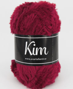 Kim Röd - 45 är ett pälsliknande garn i en härlig blandning av 93% polyamid och 7% polyester. Garnet är fantastiskt mjukt, och passar perfekt när du är ute efter en pälsliknande känsla i dina plagg. Kims garner finns i vackra färger och nyanser ett perfekt garn. Finns i många härliga färger Kvalitén är hög. Garnet passar till stickade tröjor, mössor, vantar, halsdukar. Till både vuxna och barn. Det är en behaglig tjocklek på garnet.  Kim är upplagt på 50 grams nystan om 70 meter, och stickfastheten 17 maskor på stickor nr 4.5 ger 10 cm. Plagg som stickas med Kim maskintvättas i 30 graders ullprogram. Med flera spännande färger att välja bland kan vi nästan lova att du hittar en kulör som passar till ditt projekt. Sticka,Virka, Kofta ,Tröja,Damslipover,Barntröja,Babyjacka,Tunika,Barnkofta,Mössa,Vantar,Pippitröja,