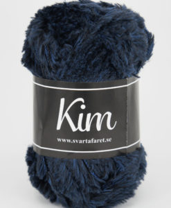 Kim Marin - 67 är ett pälsliknande garn i en härlig blandning av 93% polyamid och 7% polyester. Garnet är fantastiskt mjukt, och passar perfekt när du är ute efter en pälsliknande känsla i dina plagg. Kims garner finns i vackra färger och nyanser ett perfekt garn. Finns i många härliga färger Kvalitén är hög. Garnet passar till stickade tröjor, mössor, vantar, halsdukar. Till både vuxna och barn. Det är en behaglig tjocklek på garnet. Kim är upplagt på 50 grams nystan om 70 meter, och stickfastheten 17 maskor på stickor nr 4.5 ger 10 cm. Plagg som stickas med Kim maskintvättas i 30 graders ullprogram. Med flera spännande färger att välja bland kan vi nästan lova att du hittar en kulör som passar till ditt projekt. Sticka,Virka, Kofta ,Tröja,Damslipover,Barntröja,Babyjacka,Tunika,Barnkofta,Mössa,Vantar,Pippitröja,