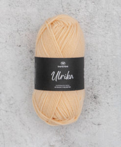 Garntorget Svarta Fåret Ulrika 100% Superwash Bleck Aprikos - 35  .Ulrika 100% Soft Superwash  Ull. Garn Ulrika är ett klassiskt mjukt ullgarn från Svarta Fåret. Ulrika är superwash behandlat, vilket innebär att du kan tvätta dina plagg i tvättmaskinen. Tjockleken är samma som Freja, vilket innebär att man kan välja om man vill sticka/virka samma mönster i ull eller akryl. Ulrika är ett mycket mjukt och fint ullgarn från Svarta Fåret. Garnet är superwash behandlat, vilket innebär att du kan tvätta dina stickade plagg i tvättmaskinen (30 grader ullprogram). Till Ulrika finns flera fina stickmönster och du finner de mönster som vi har i sortimentet. Sticka, Virka, Kofta ,Tröja,Damslipover,Barntröja,Babyjacka,Tunika,Barnkofta,Mössa,Vantar,Pippitröja,Barnkofta,Mössa, Tumvantar, Fingervantar, Baby/Barntröja, Mössa, och Sockar