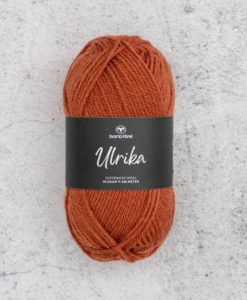 Garntorget Svarta Fåret Ulrika 100% Superwash Kanel - 25  .Ulrika 100% Soft Superwash  Ull. Garn Ulrika är ett klassiskt mjukt ullgarn från Svarta Fåret. Ulrika är superwash behandlat, vilket innebär att du kan tvätta dina plagg i tvättmaskinen. Tjockleken är samma som Freja, vilket innebär att man kan välja om man vill sticka/virka samma mönster i ull eller akryl. Ulrika är ett mycket mjukt och fint ullgarn från Svarta Fåret. Garnet är superwash behandlat, vilket innebär att du kan tvätta dina stickade plagg i tvättmaskinen (30 grader ullprogram). Till Ulrika finns flera fina stickmönster och du finner de mönster som vi har i sortimentet. Sticka, Virka, Kofta ,Tröja,Damslipover,Barntröja,Babyjacka,Tunika,Barnkofta,Mössa,Vantar,Pippitröja,Barnkofta,Mössa, Tumvantar, Fingervantar, Baby/Barntröja, Mössa, och Sockar