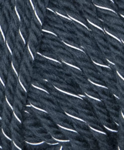 Svarta Fårets populära ullgarn Ulrika - nu med reflextråd som gör dig synlig i mörkret! Ulrika Reflex innehåller 88 % superwashbehandlad ull och 12 % reflextråd i polyester. Ulrika Reflex kan med fördel stickas tillsammans med Ulrika, eller för sig själv, till varma och sköna tröjor, mössor och vantar för alla åldrar. Köp Ulrika Reflexgarn  av  hög kvalité och finns i många vackra färger och nyanser. Populära ullgarn Ulrika - nu med reflextråd som gör dig synlig i mörkret! Ulrika Reflex innehåller 88 % superwashbehandlad ull och 12 % reflextråd i polyester. Ulrika finns i många härliga och klara färger. ● Kvalitet: 88% ull  12% reflextråd Polyester ● Storlek på nystan: 50 gram= 130m. ● Rekommenderade stickor: 4 mm ● Masktäthet: B - Intervall 21 - 20 m x 10cm på st. ● Tvättråd: 30° ulltvätt.