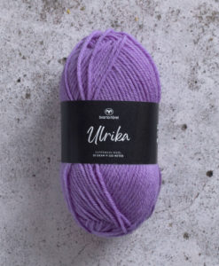 Garntorget Svarta Fåret Ulrika 100% Superwash Syrenlila - 562. Ulrika 100% Soft Superwash Ull.Garn Ulrika är ett klassiskt mjukt ullgarn från Svarta Fåret. Ulrika är superwashbehandlat, vilket innebär att du kan tvätta dina plagg i tvättmaskinen. Tjockleken är samma som Freja, vilket innebär att man kan välja om man vill sticka/virka samma mönster i ull eller akryl.Ulrika är ett mycket mjukt och fint ullgarn från Svarta Fåret. Garnet är superwashbehandlat, vilket innebär att du kan tvätta dina stickade plagg i tvättmaskinen (30 grader ullprogram). Till Ulrika finns flera fina stickmönster och du finner de mönster som vi har i sortimentet. Sticka,Virka, Kofta ,Tröja,Damslipover,Barntröja,Babyjacka,Tunika,Barnkofta,Mössa,Vantar,Pippitröja,Barnkofta,Mössa, Tumvantar, Fingervantar, Baby/Barntröja, Mössa, och Sockar