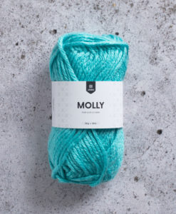 Molly Lagoon Blue - 045. Omtyckt och lättarbetat. Molly är ett lite tjockare akrylgarn som är lätt att sticka och virka med. Det passar bra till mössor och pyssel, men även tröjor blir mysiga och sköna i Molly. Molly garn är ett bra och billigt syntetgarn från Järbo garn. Passar bäst till 8 mm stickor då stickfastheten är 13m x 17v = 10 cm. 50 gram är ca 50 m, kan maskintvättas i 40 grader.