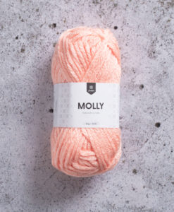 Molly Apricot - 048. Omtyckt och lättarbetat. Molly är ett lite tjockare akrylgarn som är lätt att sticka och virka med. Det passar bra till mössor och pyssel, men även tröjor blir mysiga och sköna i Molly. Molly garn är ett bra och billigt syntetgarn från Järbo garn. Passar bäst till 8 mm stickor då stickfastheten är 13m x 17v = 10 cm. 50 gram är ca 50 m, kan maskintvättas i 40 grader.