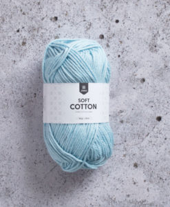 Molly Mint - 049. Omtyckt och lättarbetat. Molly är ett lite tjockare akrylgarn som är lätt att sticka och virka med. Det passar bra till mössor och pyssel, men även tröjor blir mysiga och sköna i Molly. Molly garn är ett bra och billigt syntetgarn från Järbo garn. Passar bäst till 8 mm stickor då stickfastheten är 13m x 17v = 10 cm. 50 gram är ca 50 m, kan maskintvättas i 40 grader.