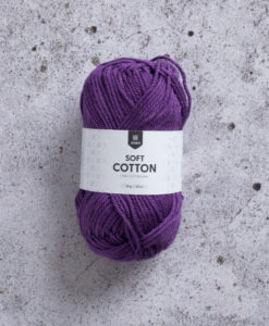 Soft Cotton Plum - 8877. Sticka, virka och pyssla. Soft Cotton är granat som funkar till det mesta. Gjort av 100% bomull och i massa av olika vackra färger erbjuder granat något för alla. Soft Cotton har länge varit ett av våra mest omtyckta garner, och vi kan förstå varför. Med mycket design och mönster att välja bland hoppas vi att du också har en framtida favorit.