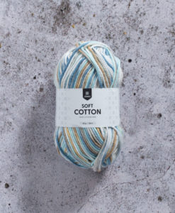 Soft Cotton Cloudy sky print - 8881. Sticka, virka och pyssla. Soft Cotton är granat som funkar till det mesta. Gjort av 100% bomull och i massa av olika vackra färger erbjuder granat något för alla. Soft Cotton har länge varit ett av våra mest omtyckta garner, och vi kan förstå varför. Med mycket design och mönster att välja bland hoppas vi att du också har en framtida favorit.