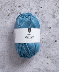 Soft Cotton Light denimblue - 8883. Sticka, virka och pyssla. Soft Cotton är granat som funkar till det mesta. Gjort av 100% bomull och i massa av olika vackra färger erbjuder granat något för alla. Soft Cotton har länge varit ett av våra mest omtyckta garner, och vi kan förstå varför. Med mycket design och mönster att välja bland hoppas vi att du också har en framtida favorit.