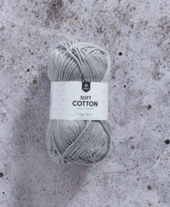 Soft Cotton Silver grey - 8884. Sticka, virka och pyssla. Soft Cotton är granat som funkar till det mesta. Gjort av 100% bomull och i massa av olika vackra färger erbjuder granat något för alla. Soft Cotton har länge varit ett av våra mest omtyckta garner, och vi kan förstå varför. Med mycket design och mönster att välja bland hoppas vi att du också har en framtida favorit.