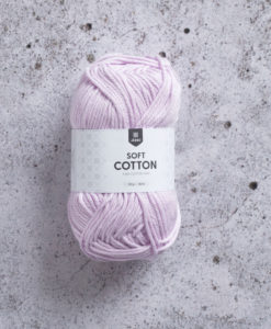 Soft Cotton Pastel Lilac - 8886. Sticka, virka och pyssla. Soft Cotton är granat som funkar till det mesta. Gjort av 100% bomull och i massa av olika vackra färger erbjuder granat något för alla. Soft Cotton har länge varit ett av våra mest omtyckta garner, och vi kan förstå varför. Med mycket design och mönster att välja bland hoppas vi att du också har en framtida favorit.