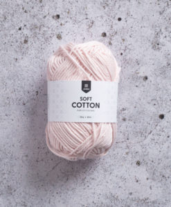 Soft Cotton Pastel Pink - 8887. Sticka, virka och pyssla. Soft Cotton är granat som funkar till det mesta. Gjort av 100% bomull och i massa av olika vackra färger erbjuder granat något för alla. Soft Cotton har länge varit ett av våra mest omtyckta garner, och vi kan förstå varför. Med mycket design och mönster att välja bland hoppas vi att du också har en framtida favorit.