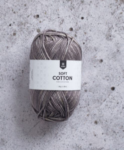 Soft Cotton Smookey Grey - 8889. Sticka, virka och pyssla. Soft Cotton är granat som funkar till det mesta. Gjort av 100% bomull och i massa av olika vackra färger erbjuder granat något för alla. Soft Cotton har länge varit ett av våra mest omtyckta garner, och vi kan förstå varför. Med mycket design och mönster att välja bland hoppas vi att du också har en framtida favorit.