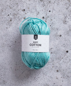 Soft Cotton Lagoon Spash - 8891. Sticka, virka och pyssla. Soft Cotton är granat som funkar till det mesta. Gjort av 100% bomull och i massa av olika vackra färger erbjuder granat något för alla. Soft Cotton har länge varit ett av våra mest omtyckta garner, och vi kan förstå varför. Med mycket design och mönster att välja bland hoppas vi att du också har en framtida favorit.