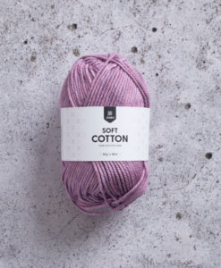 Soft Cotton Wild Berries - 8893. Sticka, virka och pyssla. Soft Cotton är granat som funkar till det mesta. Gjort av 100% bomull och i massa av olika vackra färger erbjuder granat något för alla. Soft Cotton har länge varit ett av våra mest omtyckta garner, och vi kan förstå varför. Med mycket design och mönster att välja bland hoppas vi att du också har en framtida favorit.