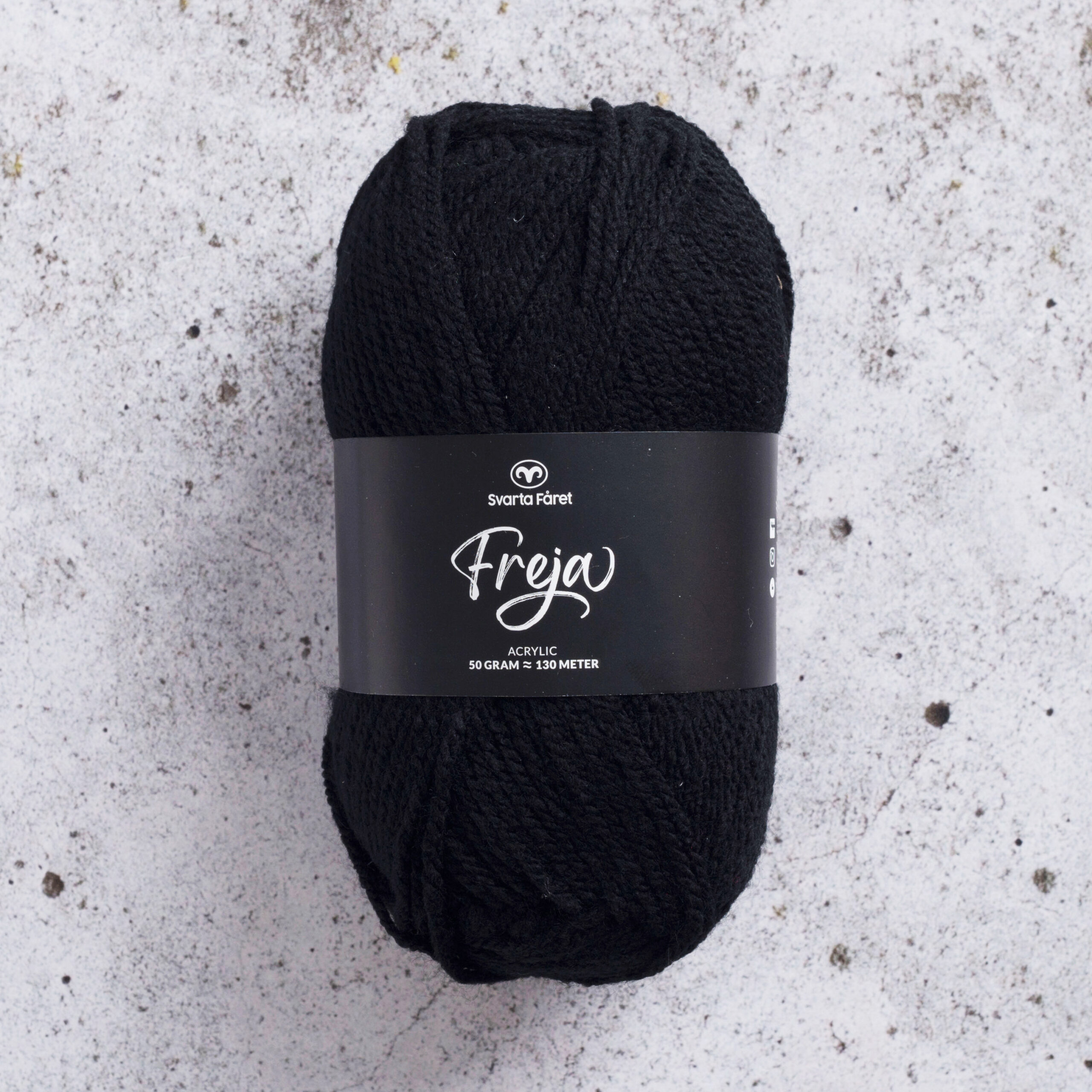 Freja pitch black - 001 Freja 100% Akryl Garntorget Svarta Fåret. Freja akrylgarn finns i många vackra färger och nyanser ett perfekt garn för den som är känslig mot ull.Freja finns i många härliga färger, klara färger som glädjer omgivningen. Kvalitén är hög. Garnet passar till stickade tröjor, mössor, vantar, halsdukar. Till både vuxna och barn. Det är en behaglig tjocklek på garnet. Dessutom är det ett billigt garn. När ett akrylgarn är som bäst.Freja är ett mjukt akrylgarn som funnits i över 25 år. Passar lika bra till baby & barn som till vuxenplagg. Finns i många färger. Kvalitet: 100% Akryl Storlek på nystan: 50 gram= 130m Rekommenderade stickor. 4 mm Masktäthet: 10 x 10 cm= 20m x 29v. Maskintvätt 40° skontvätt, plantorkning.