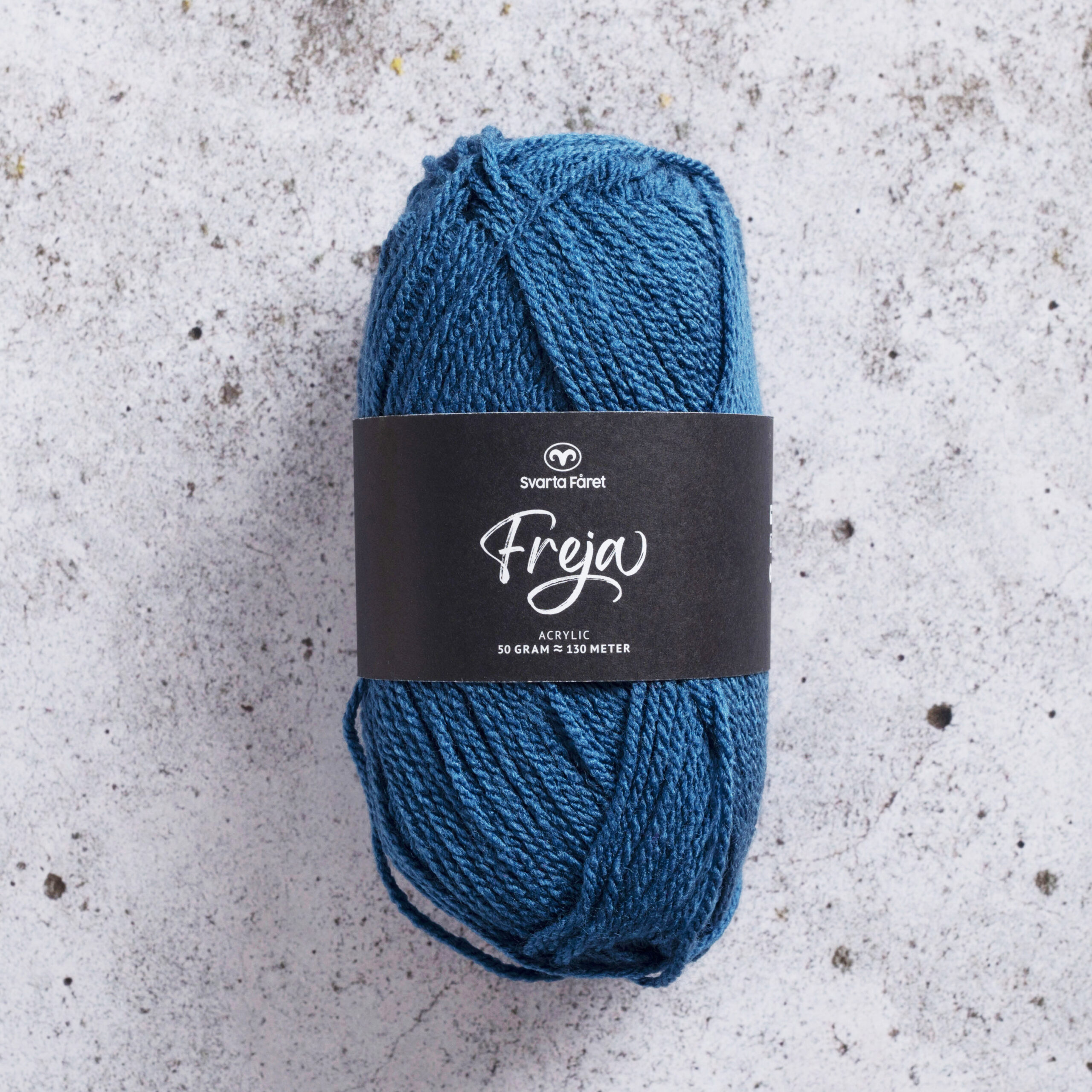 Freja Denim Blue - 268 100% Akryl Garntorget Svarta Fåret. Freja akrylgarn finns i många vackra färger och nyanser ett perfekt garn för den som är känslig mot ull.Freja finns i många härliga färger, klara färger som glädjer omgivningen. Kvalitén är hög. Garnet passar till stickade tröjor, mössor, vantar, halsdukar. Till både vuxna och barn. Det är en behaglig tjocklek på garnet. Dessutom är det ett billigt garn. När ett akrylgarn är som bäst.Freja är ett mjukt akrylgarn som funnits i över 25 år. Passar lika bra till baby & barn som till vuxenplagg. Finns i många färger. Kvalitet: 100% Akryl Storlek på nystan: 50 gram= 130m Rekommenderade stickor. 4 mmMasktäthet: 10 x 10 cm= 20m x 29vMaskintvätt 40° skontvätt, plantorkning. Sticka,Virka, Kofta ,Tröja,Damslipover,Barntröja,Babyjacka,Tunika,Barnkofta,Mössa,Vantar,Pippitröja.