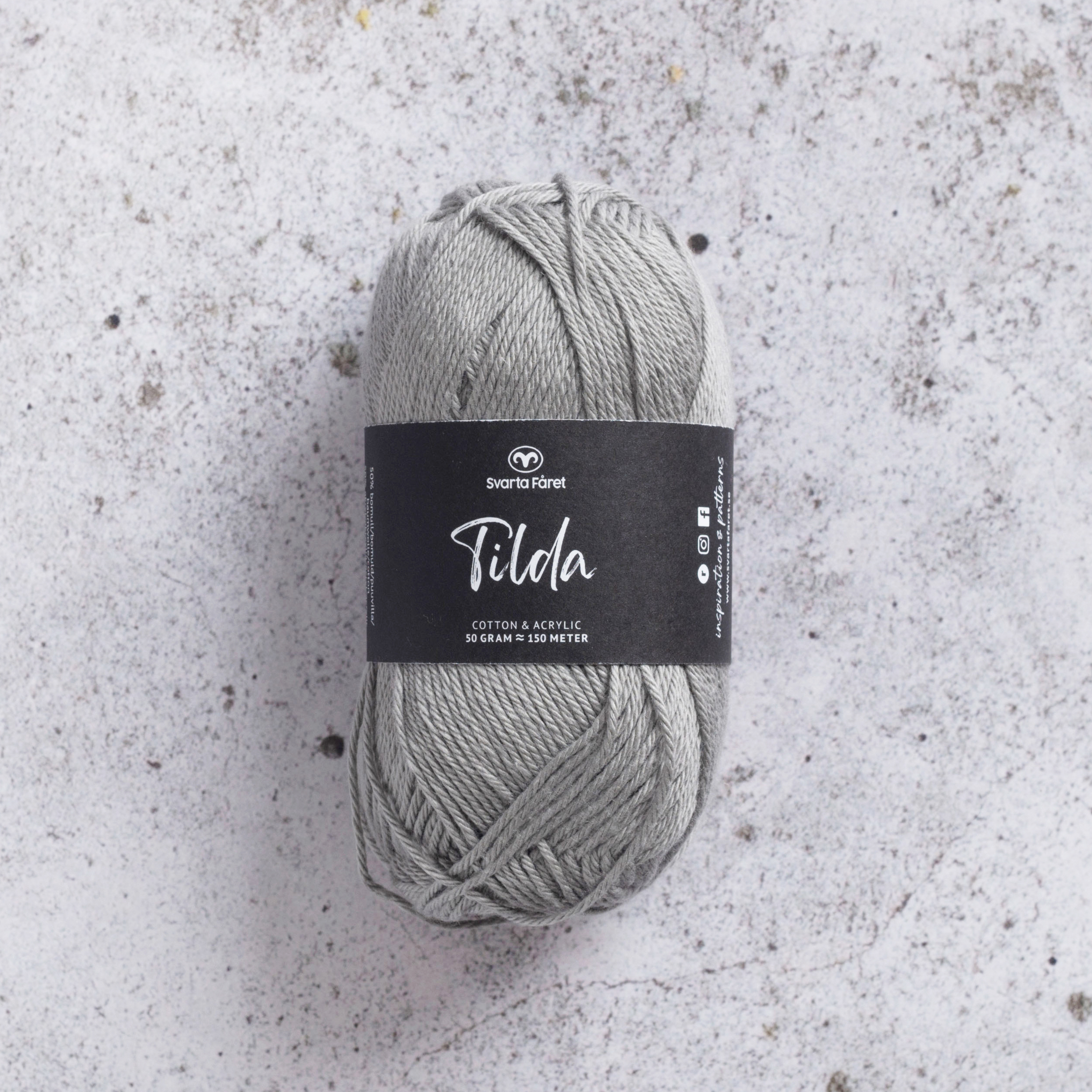 Tilda 228508 Stell Grey 50% Bomull och 50% akrylgarn Svarta Fårets Tilda har du alldeles säkert hört talas om! Tilda är ett härligt blandgarn med bomull och akryl – vilket ger den där alldeles speciella och otroligt mjuka känslan. Detta omtyckta garn är dessutom slitstarkt, och passar lika bra till stickning som virkning – både för plagg och inredningsdetaljer.