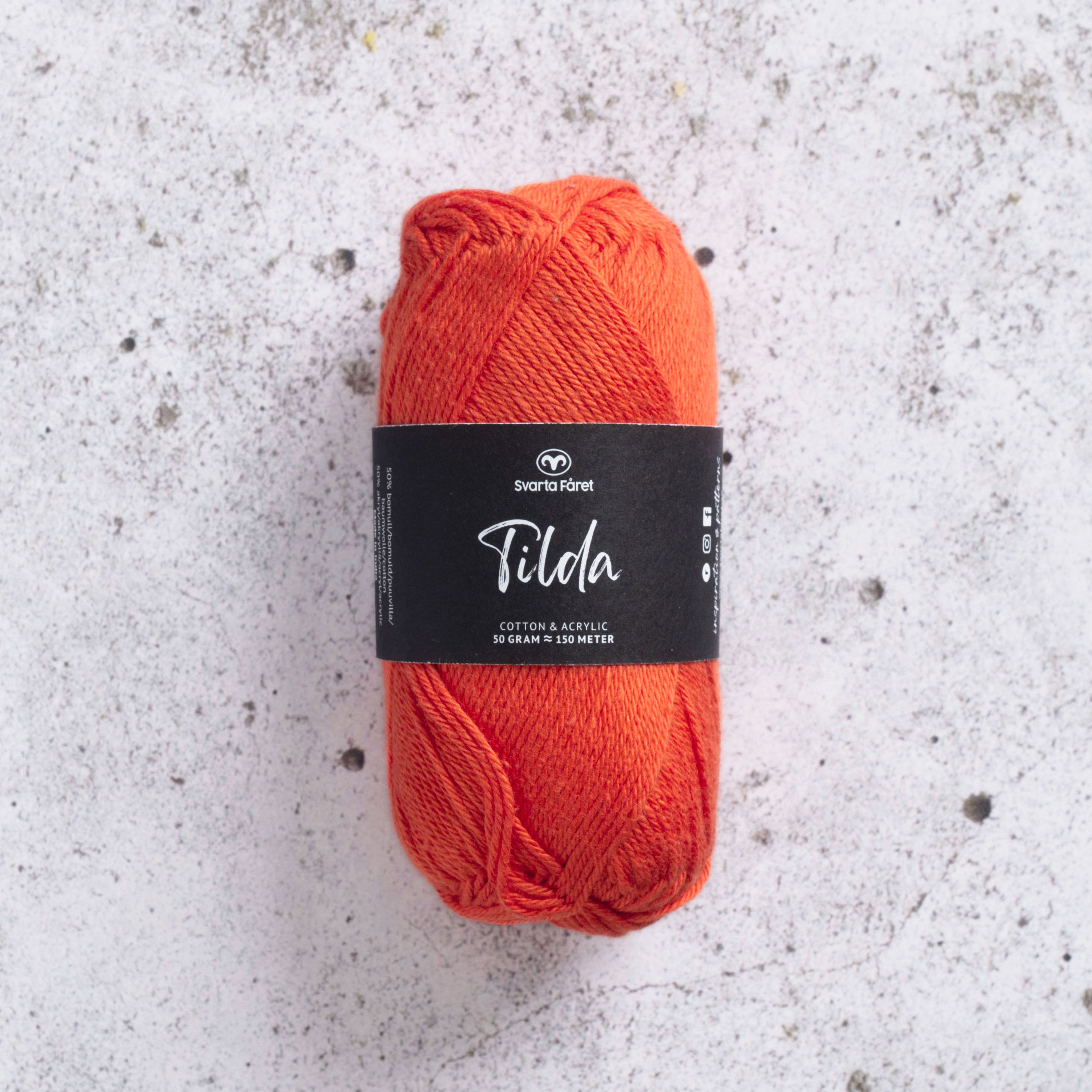 Tilda -595 Red-y-Not 50% Bomull- och 50% akrylgarn Svarta Fårets Tilda 59 Red-y-Not har du alldeles säkert hört talas om! Tilda är ett härligt blandgarn med bomull och akryl – vilket ger den där alldeles speciella och otroligt mjuka känslan. Detta omtyckta garn är dessutom slitstarkt, och passar lika bra till stickning som virkning – både för plagg och inredningsdetaljer.