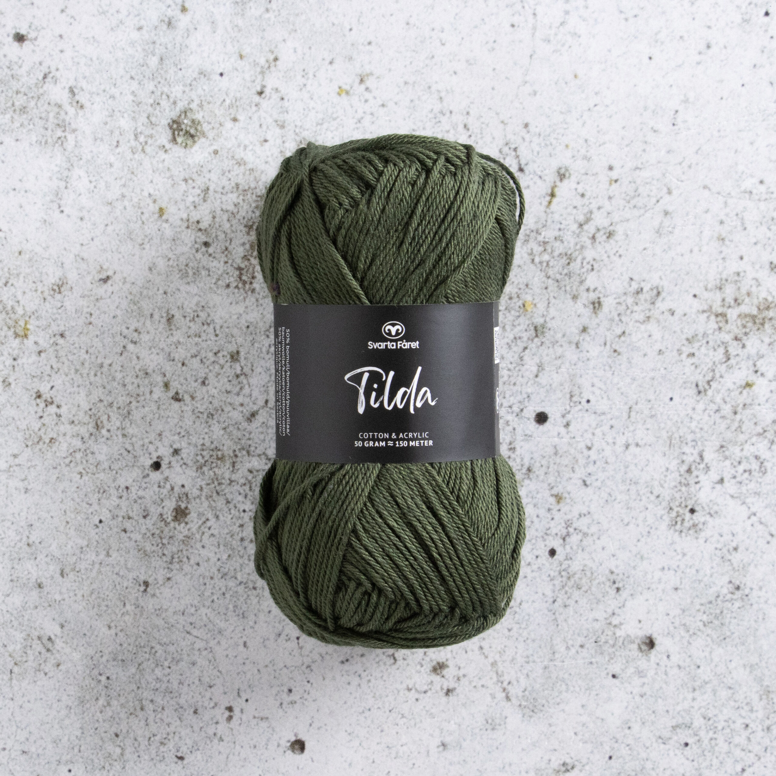 Tilda 598 Huntress Green 50% Bomull och 50% akrylgarn Svarta Fårets Tilda har du alldeles säkert hört talas om! Tilda är ett härligt blandgarn med bomull och akryl – vilket ger den där alldeles speciella och otroligt mjuka känslan. Detta omtyckta garn är dessutom slitstarkt, och passar lika bra till stickning som virkning – både för plagg och inredningsdetaljer.