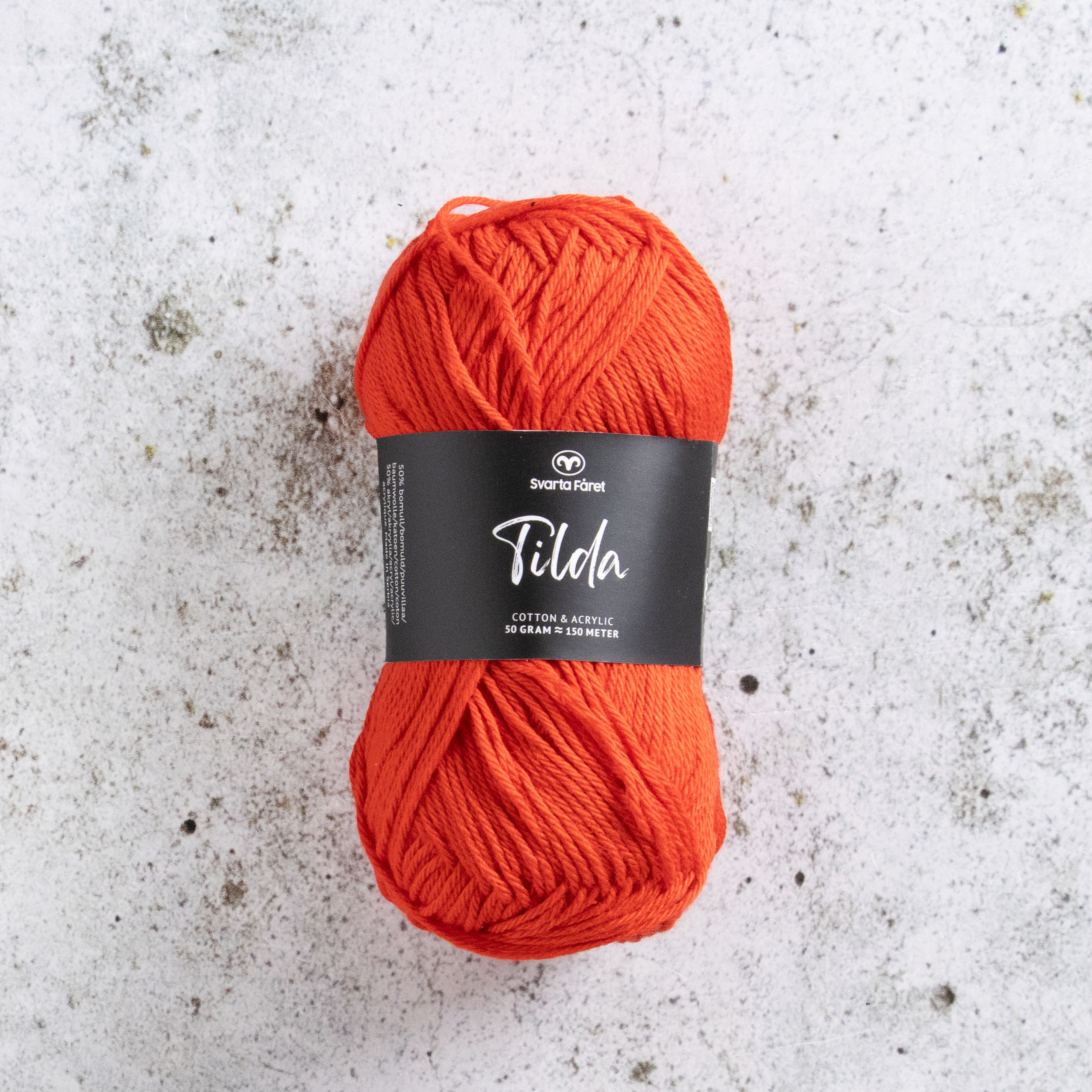 Tilda 599 Red Carper 50% Bomull och 50% akrylgarn Svarta Fårets Tilda har du alldeles säkert hört talas om! Tilda är ett härligt blandgarn med bomull och akryl – vilket ger den där alldeles speciella och otroligt mjuka känslan. Detta omtyckta garn är dessutom slitstarkt, och passar lika bra till stickning som virkning – både för plagg och inredningsdetaljer.