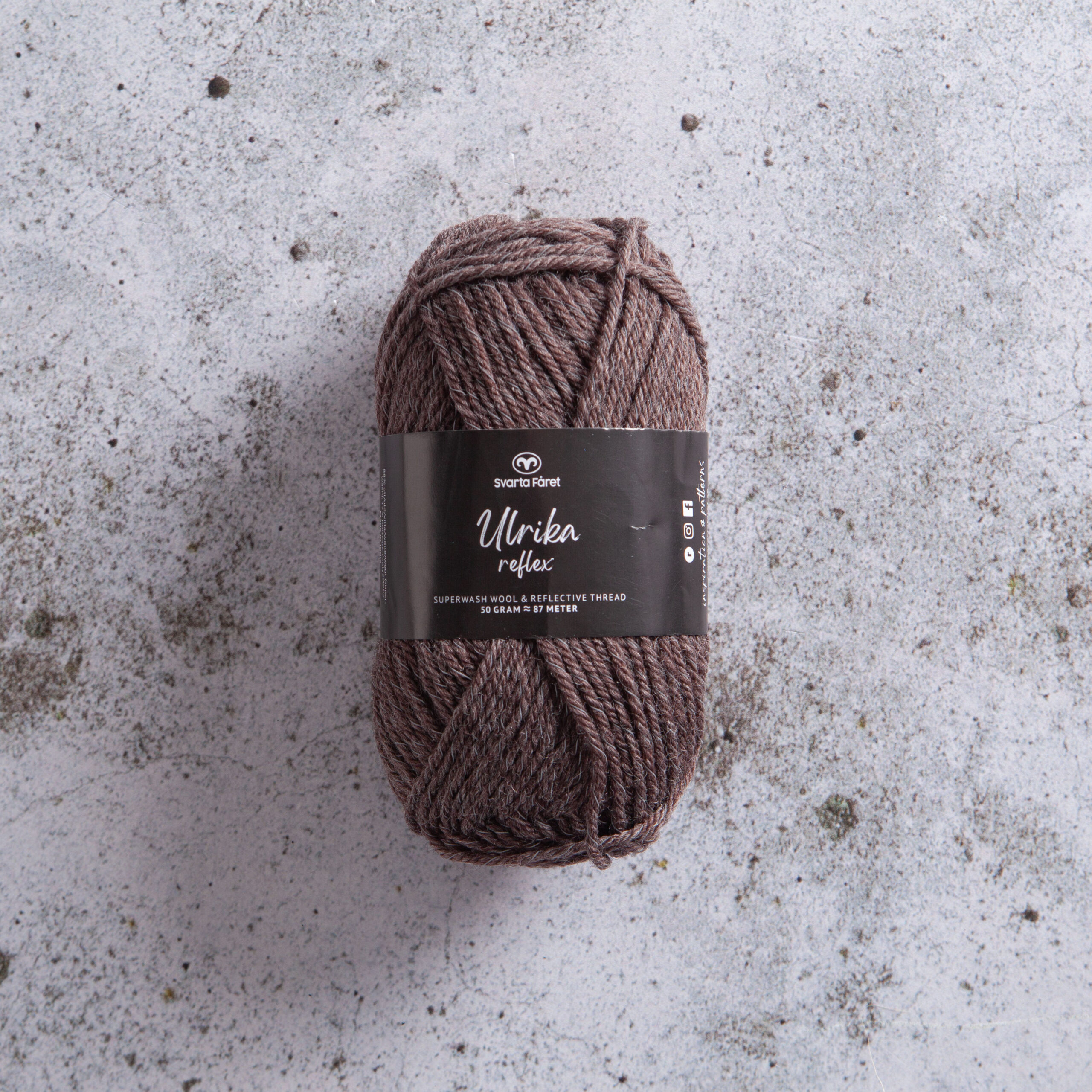 Svarta Fårets populära ullgarn Ulrika - nu med reflextråd som gör dig synlig i mörkret! Ulrika Reflex innehåller 88 % superwashbehandlad ull och 12 % reflextråd i polyester. Ulrika Reflex kan med fördel stickas tillsammans med Ulrika, eller för sig själv, till varma och sköna tröjor, mössor och vantar för alla åldrar.