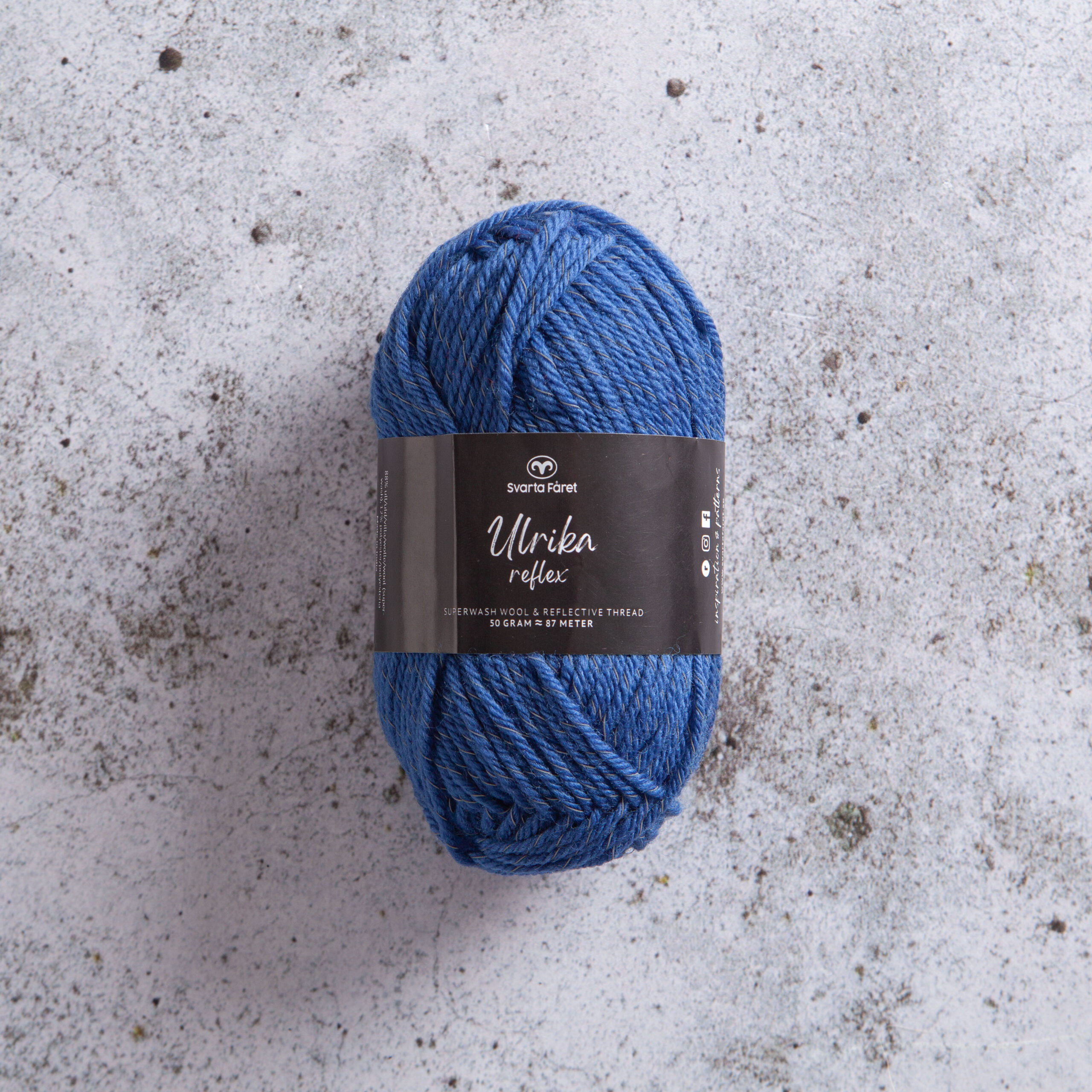 Svarta Fårets populära ullgarn Ulrika - nu med reflextråd som gör dig synlig i mörkret! Ulrika Reflex innehåller 88 % superwashbehandlad ull och 12 % reflextråd i polyester. Ulrika Reflex kan med fördel stickas tillsammans med Ulrika, eller för sig själv, till varma och sköna tröjor, mössor och vantar för alla åldrar.