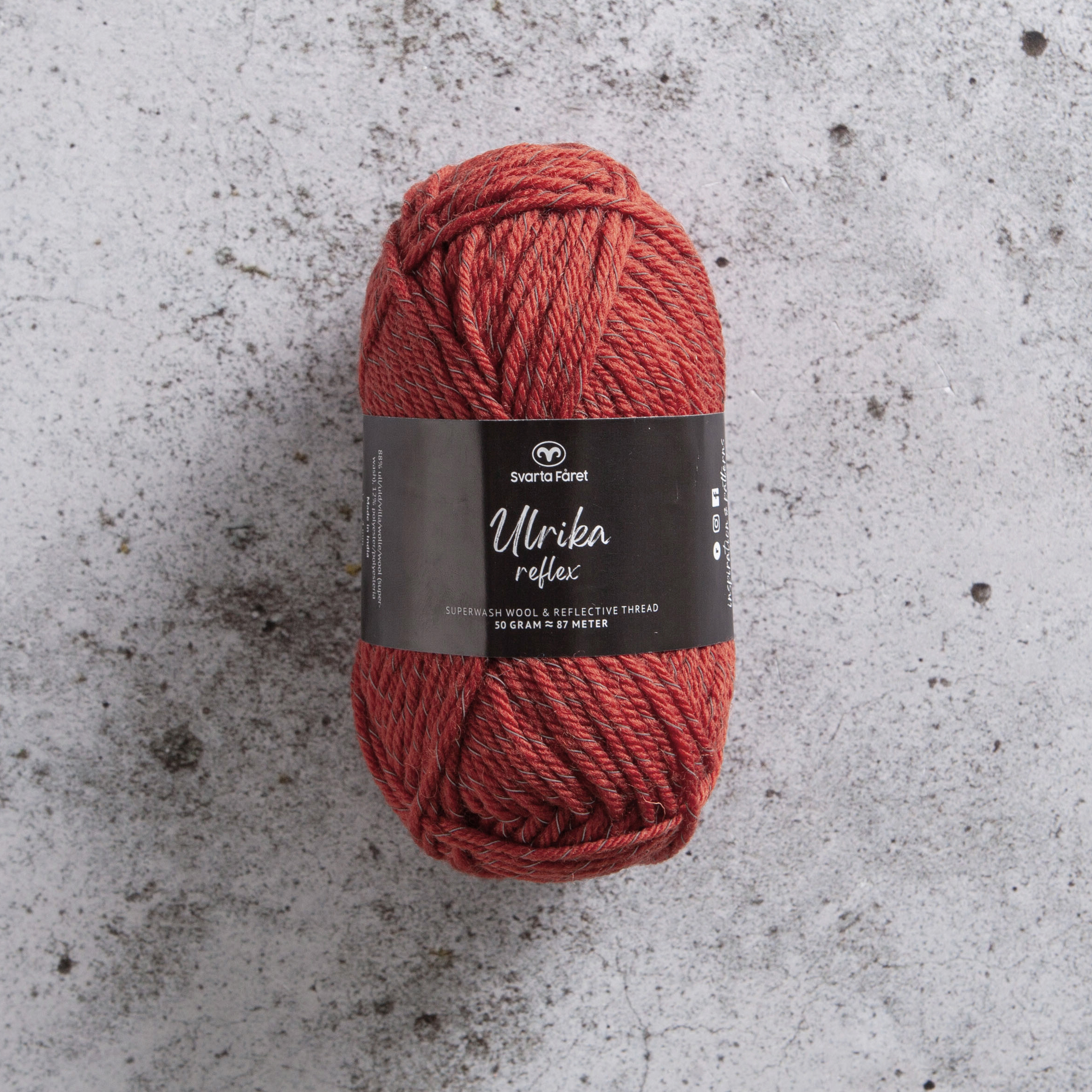 Svarta Fårets populära ullgarn Ulrika - nu med reflextråd som gör dig synlig i mörkret! Ulrika Reflex innehåller 88 % superwashbehandlad ull och 12 % reflextråd i polyester. Ulrika Reflex kan med fördel stickas tillsammans med Ulrika, eller för sig själv, till varma och sköna tröjor, mössor och vantar för alla åldrar.